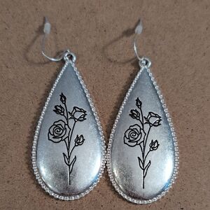 The Pioneer Woman Elegant Silver Floral Earrings New Without Tags